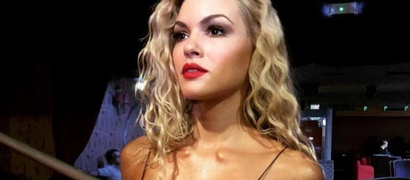 H Bίκυ Κάβουρα «αποκαλύπτει» τις καμπύλες της - Με λευκό φόρεμα ποζάρει μέσα στη θάλασσα (φωτο)